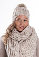 Gia tupsupipo nainen asuste suomalainen kotimainen lasessor beanie furpompom beige edestä