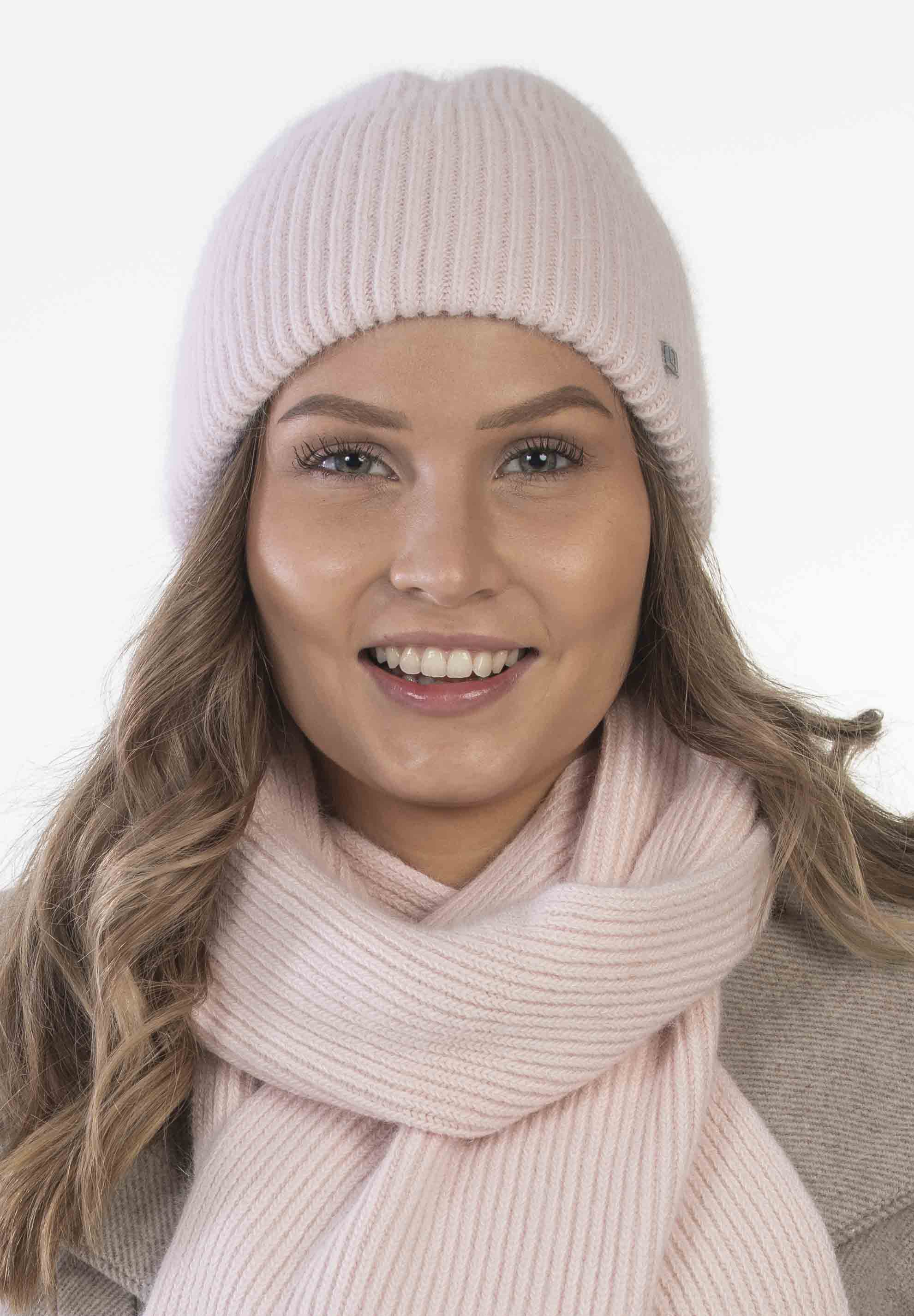 Kuvassa malli, jolla on Halla - pipo värissä rosa