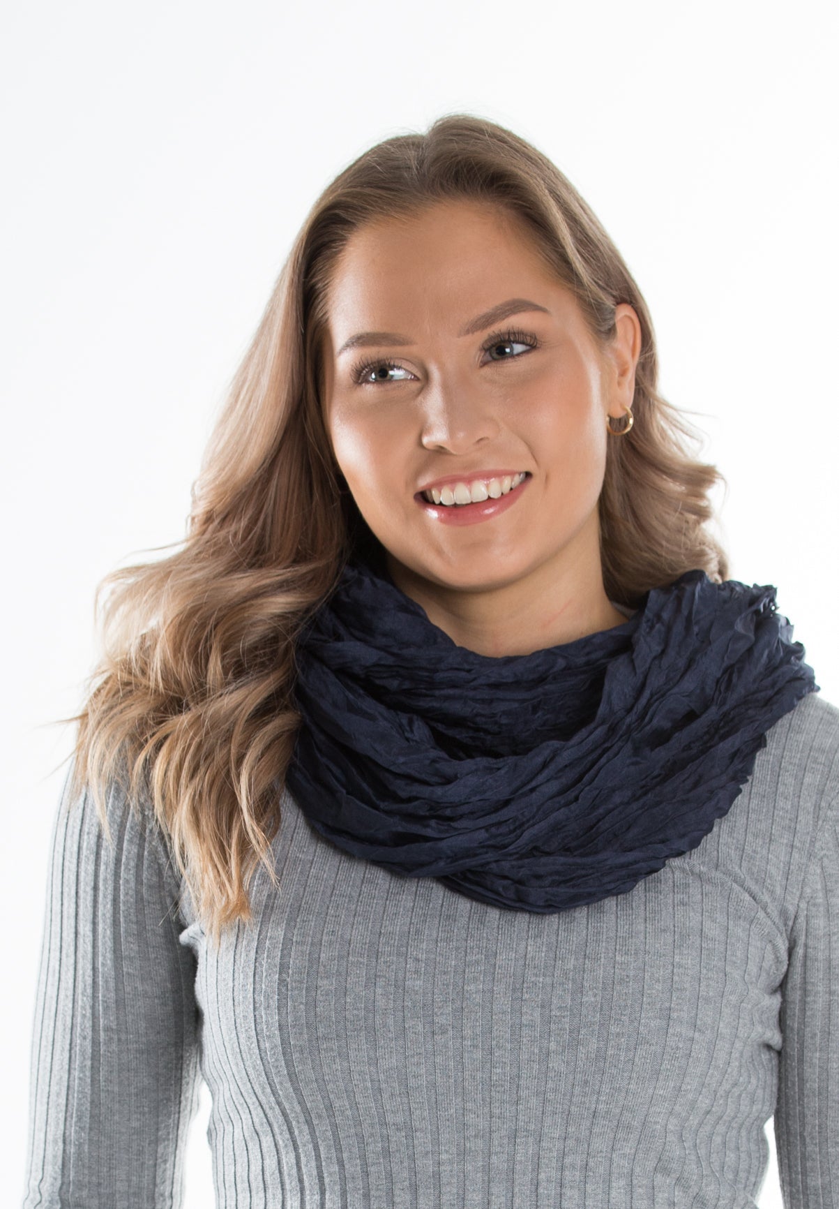 Kiana silkkihuivi tuubihuivi naisella kaulassa woman wearing lasessor kotimainen tumman sininen