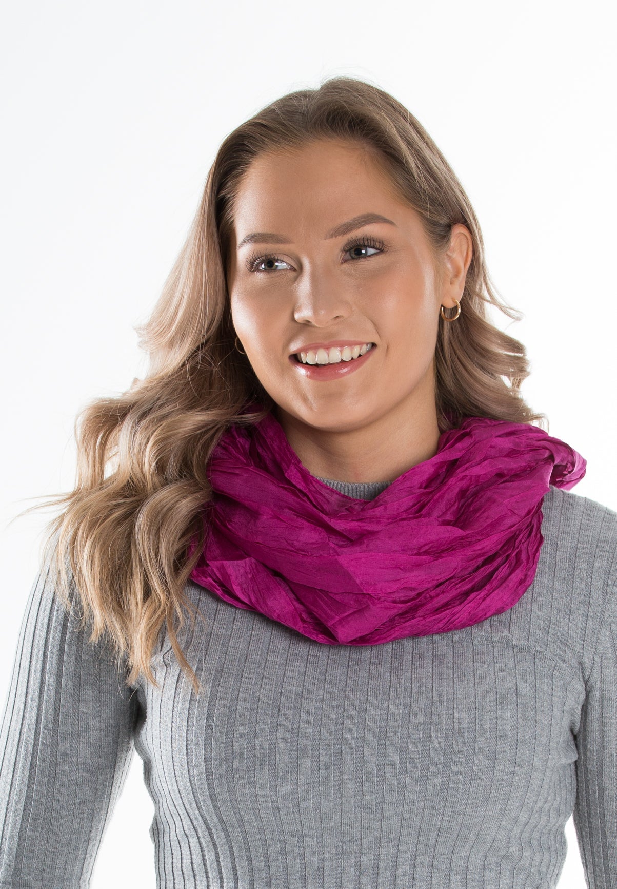 Kiana silkkihuivi tuubihuivi naisella kaulassa woman wearing lasessor kotimainen purppura