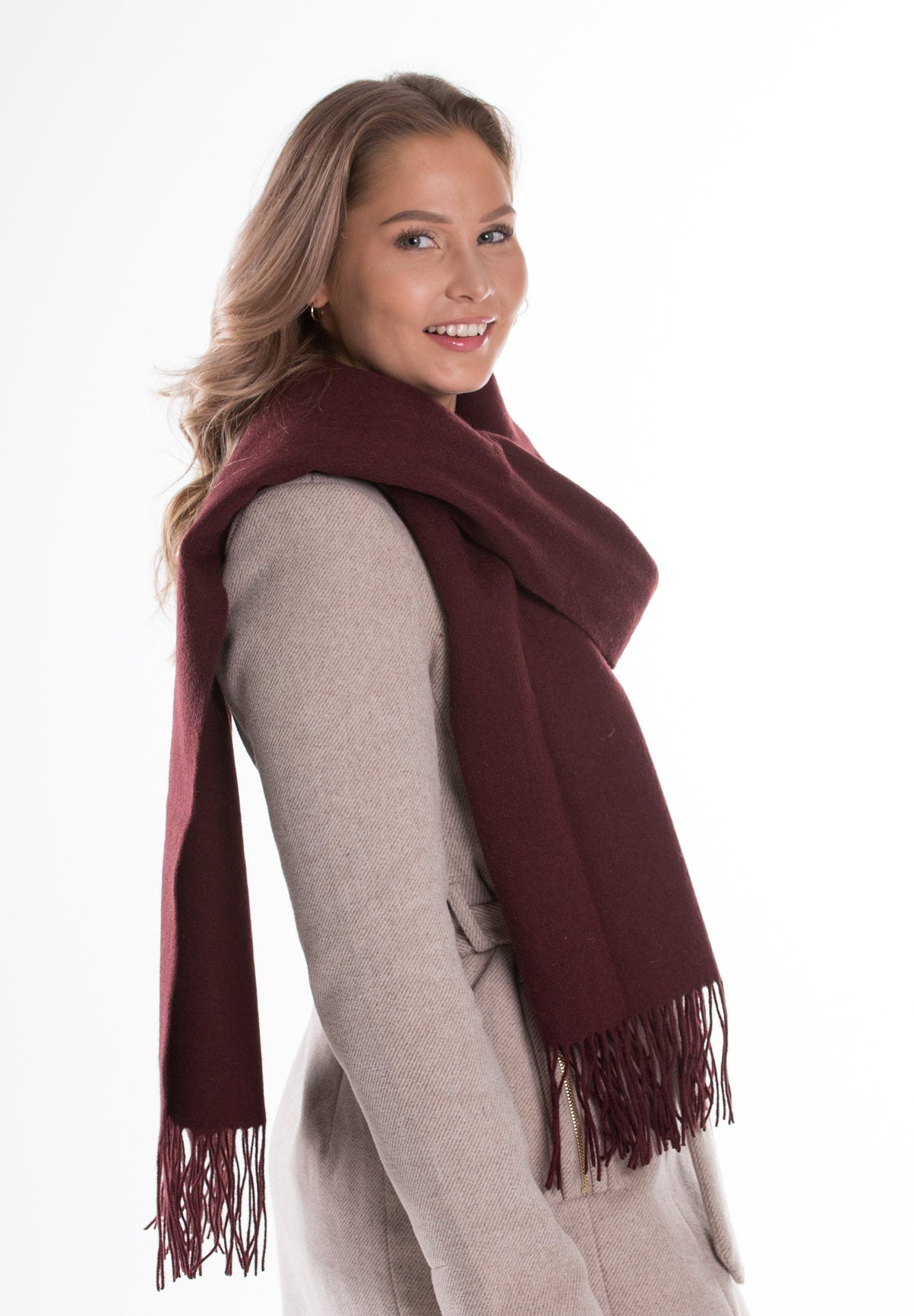 kuura villakaulahuivi hapsut lasessor kotimainen kaulassa naisella asuste viininpunainen