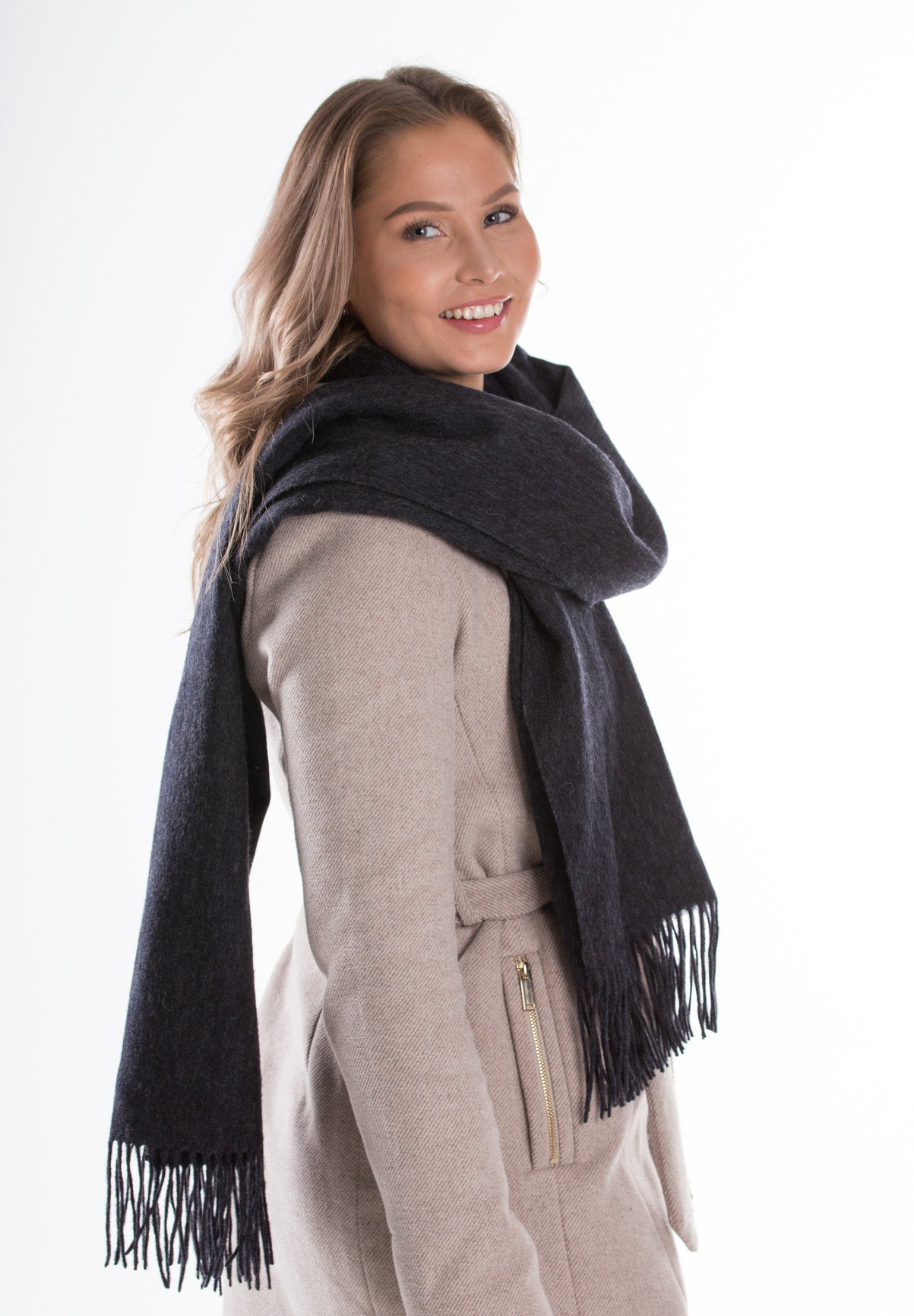 kuura villakaulahuivi hapsut lasessor kotimainen kaulassa naisella asuste suomalainen malli