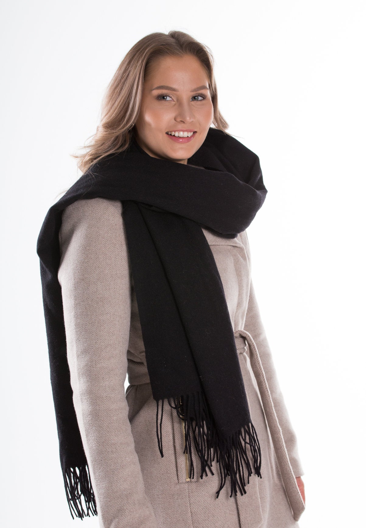 kuura villakaulahuivi  hapsut lasessor kotimainen kaulassa naisella asuste