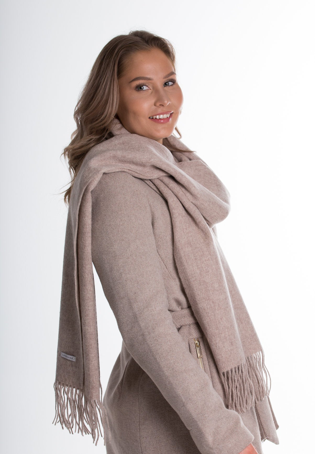 kuura villakaulahuivi hapsut lasessor kotimainen kaulassa naisella asuste