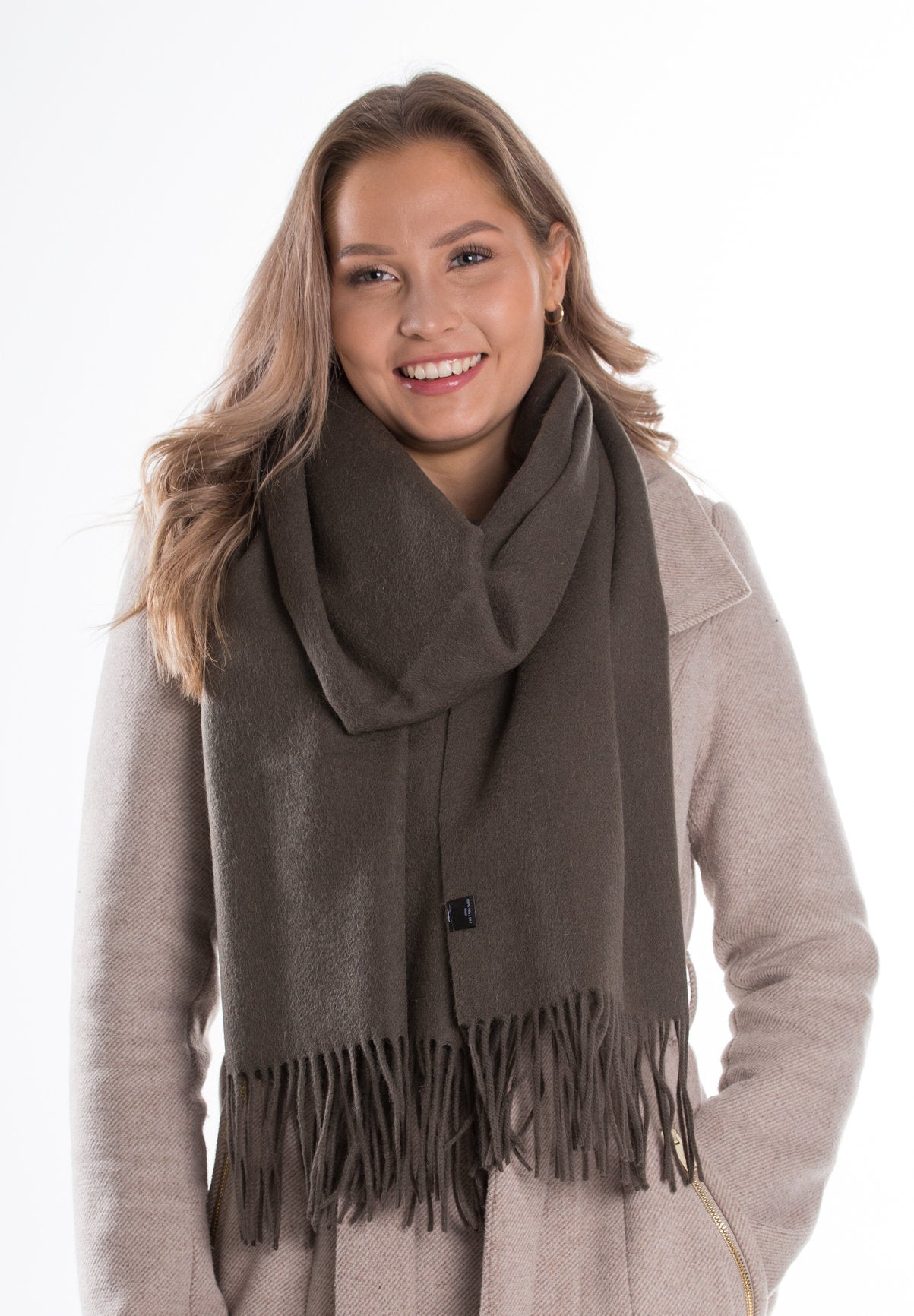 kuura villakaulahuivi hapsut lasessor kotimainen kaulassa naisella asuste