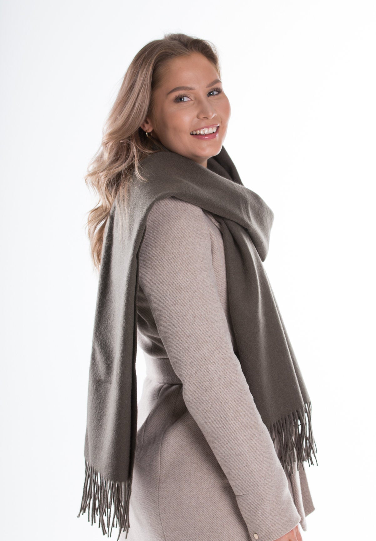 kuura villakaulahuivi hapsut lasessor kotimainen kaulassa naisella asuste