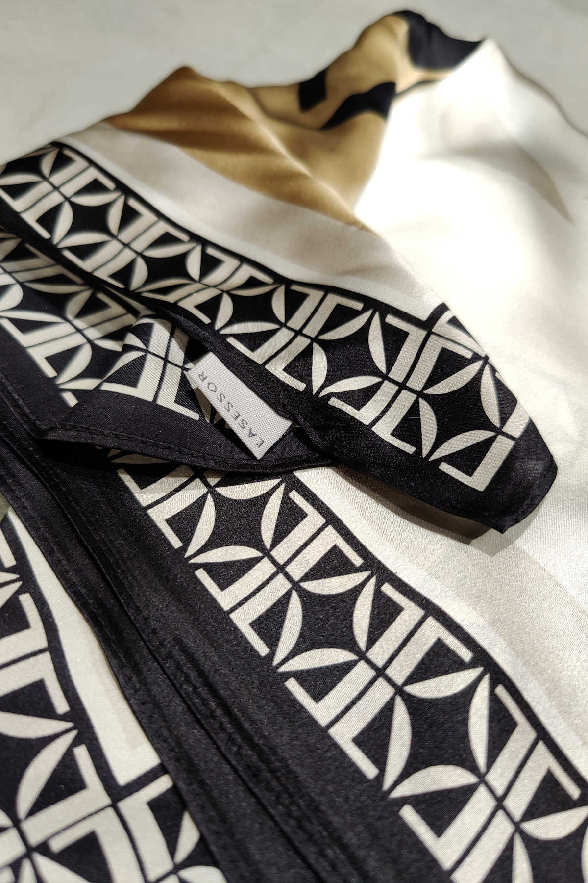la adria silkkihuivi silk scarf pikkusilkki kotimainen lasessor lähikuva kuosi pattern beige