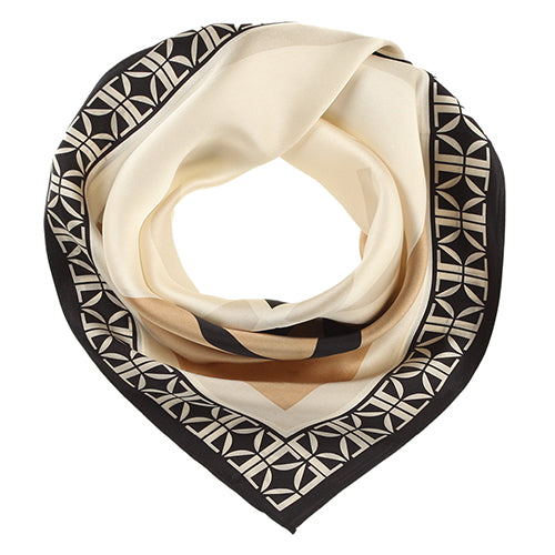 la adria silkkihuivi beige 53x53cm silk scarf pikkusilkki kotimainen lasessor tasokuva flatlay beige