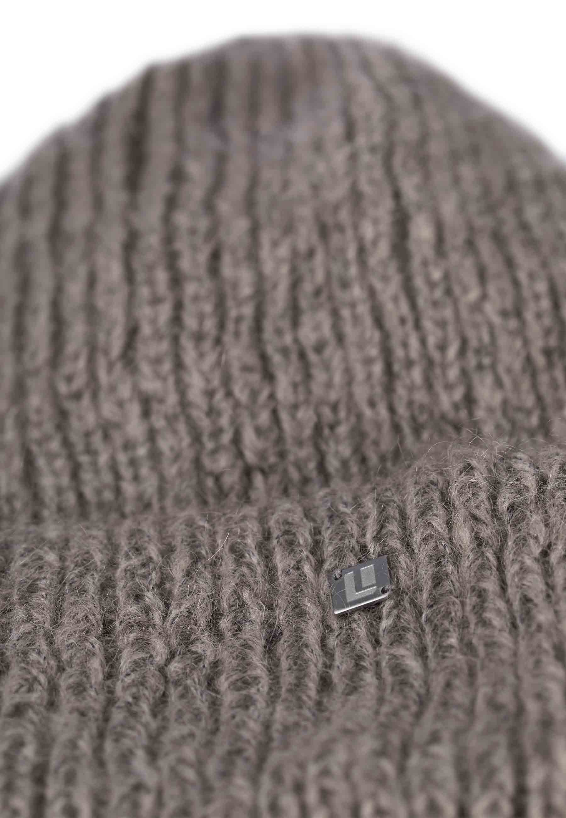 Lähikuva mohair piposta nutrian värissä, jossa Lasessor logo.
