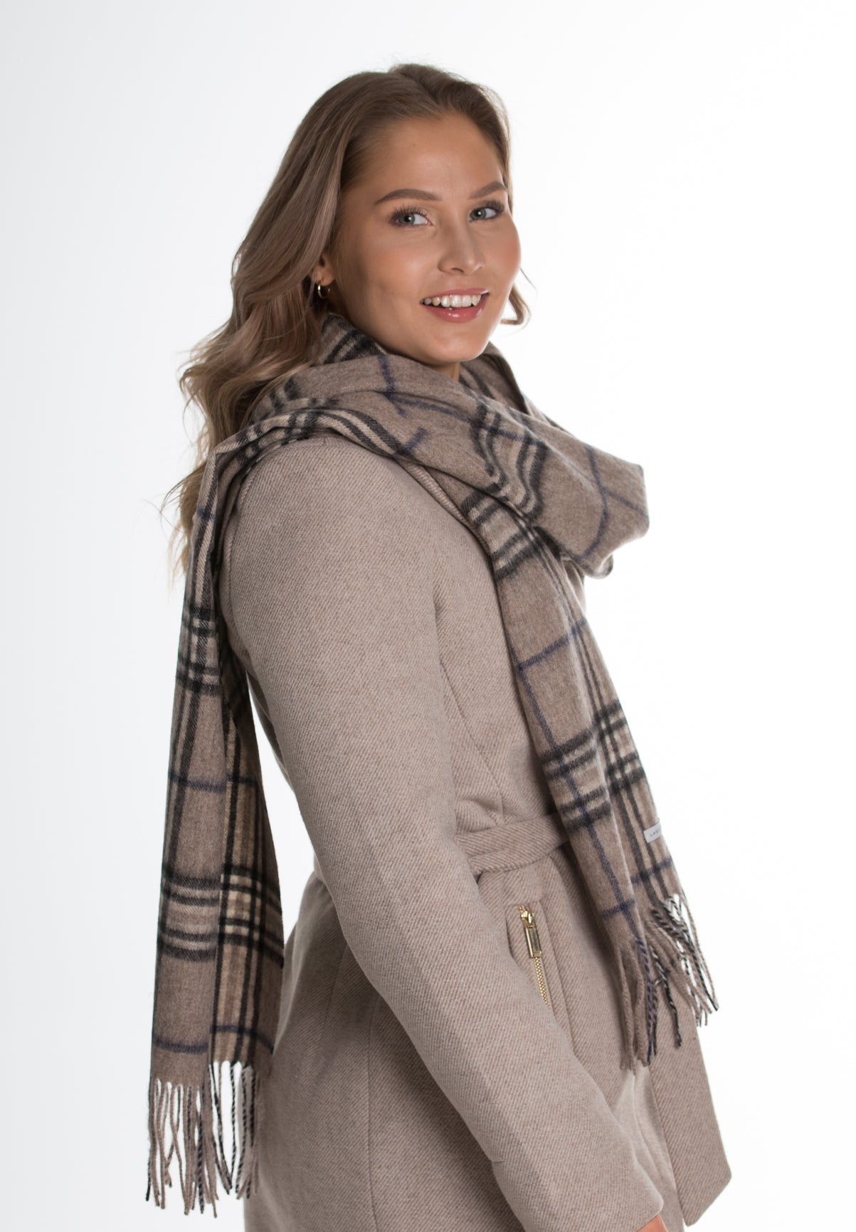 Nata villakaulahuivi lasessor naisen kaulassa ruutuhuivi kotimainen lasessor beige sivukuva