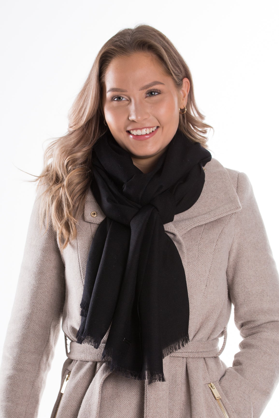 varna villahuivi kaulahuivi huivi scarf lasessor kotimainen kaulassa kiedottuna musta