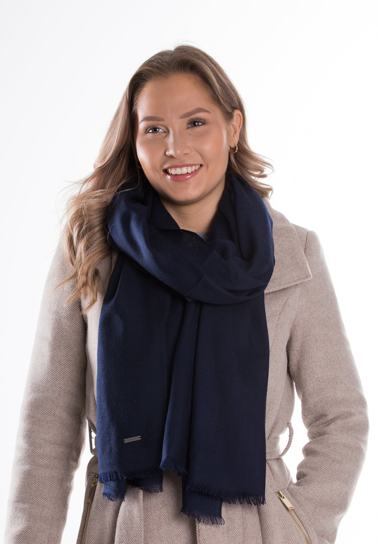 varna villahuivi kaulahuivi huivi scarf lasessor kotimainen kaulassa kiedottuna tumman sininennainen