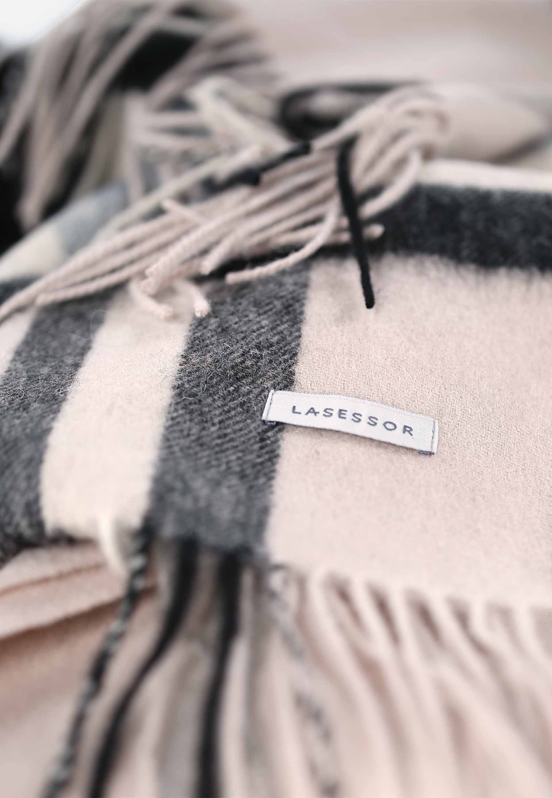 vega villakaulahuivi huivi asuste scarf ruutuhuivi ruutukuosi kotimainen suomalainen lasessor asusteet accessorie tuotekuva lähikuva label